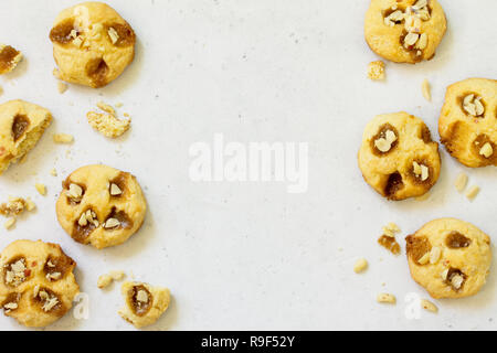 Gebackene Weihnachtsplätzchen. Hausgemachte Kekse mit Karamell und gesalzene Erdnüsse auf einem Tisch aus Stein. Ansicht von oben flach Hintergrund. Kopieren Sie Platz. Stockfoto