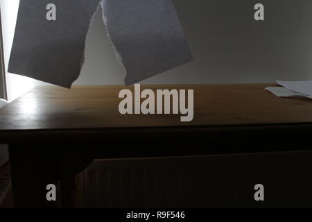 Weißbuch zur Hälfte auf hellem Holzschreibtisch Querformat zerrissen Stockfoto