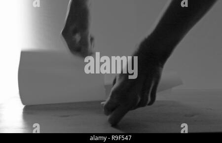 Weißbuch zur Hälfte auf hellem Holzschreibtisch Querformat zerrissen Stockfoto