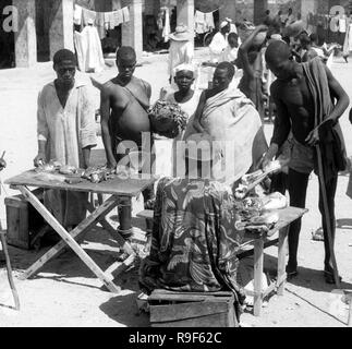 Native mann Verkauf von Fleisch bei Street Market in Nigeria Metzger trading Fleisch 1959 an Street Market Afrika Stockfoto