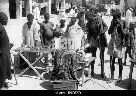 Native mann Verkauf von Fleisch bei Street Market in Nigeria Metzger trading Fleisch 1959 an Street Market Afrika Stockfoto