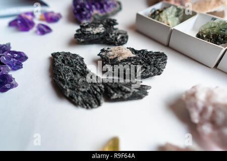 Sammlung von schönen Steinen weißer Tisch. Stockfoto