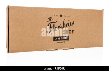 Winneconne, WI - 16. Dezember 2018: Ein Schuhspanner aus Zedernholz aus dem florsheim Firma mit der Box auf einem isolierten Hintergrund. Stockfoto