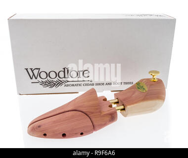 Winneconne, WI - 16. Dezember 2018: Ein Schuhspanner aus Zedernholz aus dem Woodlore Unternehmen auf einem isolierten Hintergrund. Stockfoto