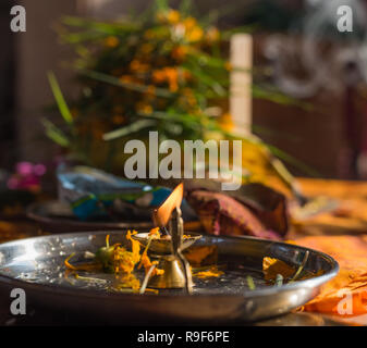 Platte mit beleuchteten Diya nach der Puja in Shri Ganesha. Die Zeremonie ist mit verschiedenen Angeboten an die Gottheit, die jedes Hindernis überwindet gefeiert. Stockfoto