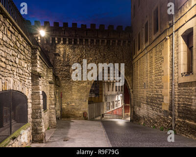 Mittelalterliche Stadttor und fallgitter im Kanton Las Carnicerias Straße in Vitoria-Gasteiz, Baskenland, Spanien Stockfoto