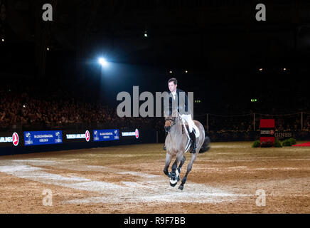 Großbritanniens Scott Brash reitet sein Pferd Ursula aus der Arena zum letzten Mal vor seinem Ruhestand von Wettbewerben bei Tag sieben der London International Horse Show in London Olympia. Stockfoto