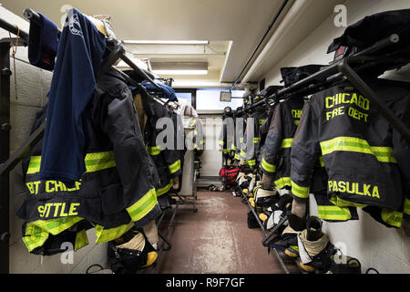 CHICAGO, Illinois, USA - OKTOBER 9, 2018: die Kleidung der Feuerwehrmann von der echten Squad fire truck in Chicago Feuerwehr am Viertel der Engine Co. Stockfoto
