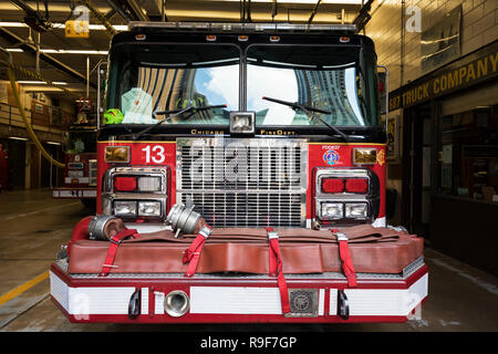 Chicago, USA - Oktober 9, 2018: Chicago Metropolitan Fire Trucks sitzt in einer Feuerwache in der Innenstadt von Chicago - Bild Stockfoto