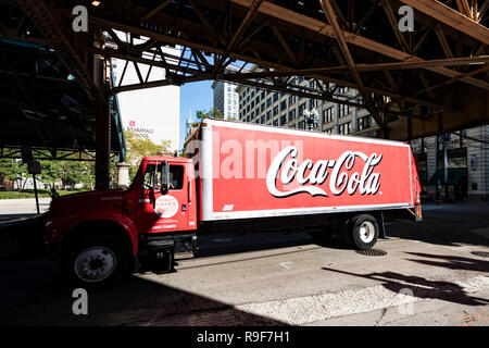Chicago, IL - USA - OKTOBER 9, 2018: Coca Cola Truck in den Straßen von Chicago, USA. - Bild Stockfoto