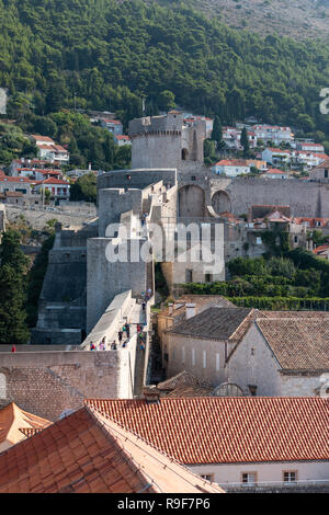 Teil der alten Stadtmauer von Dubrovnik, Kroatien, zeigt das Haus der undying​ vom Spiel der Throne Stockfoto