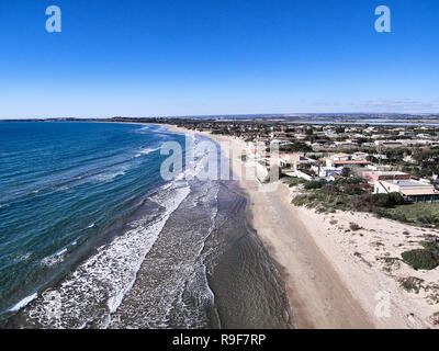 Luftaufnahme von granelli Strand, einem Badeort in Sizilien. Der Schuß wird während einer schönen sonnigen Tag genommen Stockfoto