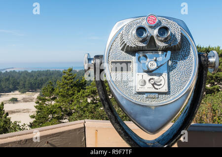 Dollar quartal Fernglas auf einem hohen Punkt der Blick über die Oregon Dunes. Stockfoto