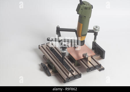 Gravur Gerät Stromabnehmer mit CNC-graveur mit Buchdruck Alphabet auf weißem Hintergrund Stockfoto