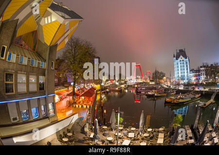 Oudehaven in Rotterdam. Die Witte Huis Gebäude, cube Häuser und Willemsbrug im Hintergrund. Stockfoto