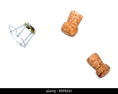 Zwei Korken aus der Champagne Wein und muselet nach Partei. Auf weissem Hintergrund. Stockfoto