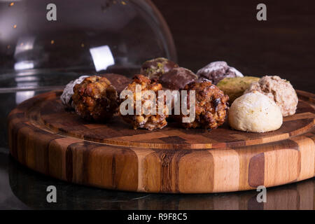 Vielzahl von Cookies auf Holzplatte Stockfoto