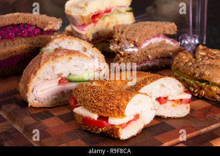 Wunderschön eingerichtete catering Bankett Tisch mit verschiedenen Snacks und Vorspeisen mit Sandwich, auf corporate Weihnachten Geburtstag Kinder Partei Ereignis Stockfoto