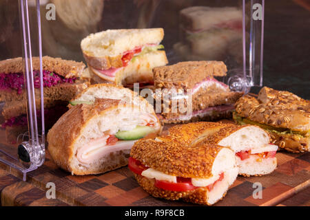 Wunderschön eingerichtete catering Bankett Tisch mit verschiedenen Snacks und Vorspeisen mit Sandwich, auf corporate Weihnachten Geburtstag Kinder Partei Ereignis Stockfoto