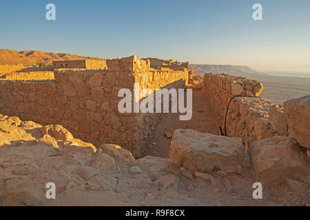 Die äußeren Wände und Gebäude der alten Wüste Festung von masda in Israel. Stockfoto