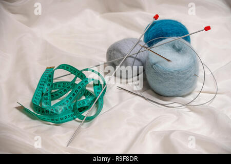 Elemente für das Stricken und Nähen, Garnen, Stricknadeln Stockfoto