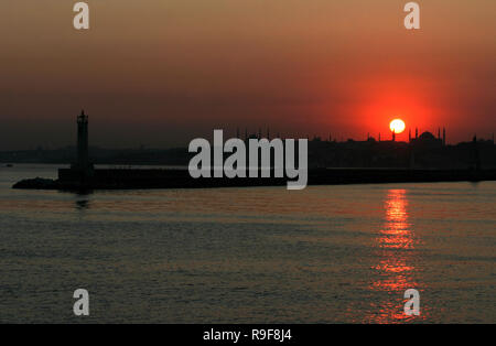 Während des Sonnenuntergangs Wellenbrecher, historischen Halbinsel und der Hagia Sofia, Istanbul, Türkei. Dieses Bild wurde von der Kadiköy Bezirk übernommen. Stockfoto