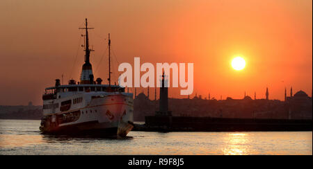 Während des Sonnenuntergangs Fähre und historischen Halbinsel, Istanbul, Türkei. Dieses Bild wurde von der Kadiköy Bezirk übernommen. Stockfoto