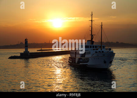 Während des Sonnenuntergangs Fähre und historischen Halbinsel, Istanbul, Türkei. Dieses Bild wurde von der Kadiköy Bezirk übernommen. Stockfoto