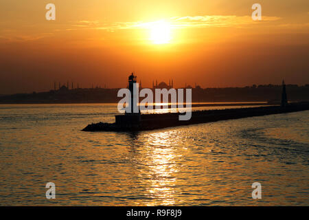 Während des Sonnenuntergangs Wellenbrecher, historischen Halbinsel und der Hagia Sofia, Istanbul, Türkei. Dieses Bild wurde von der Kadiköy Bezirk übernommen. Stockfoto