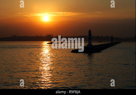 Während des Sonnenuntergangs Wellenbrecher, historischen Halbinsel und der Hagia Sofia, Istanbul, Türkei. Dieses Bild wurde von der Kadiköy Bezirk übernommen. Stockfoto