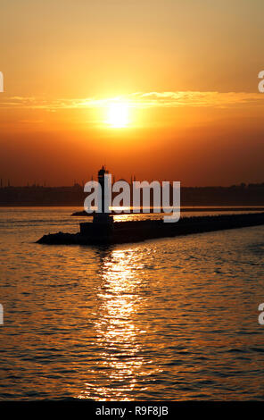 Während des Sonnenuntergangs Wellenbrecher, historischen Halbinsel und der Hagia Sofia, Istanbul, Türkei. Dieses Bild wurde von der Kadiköy Bezirk übernommen. Stockfoto