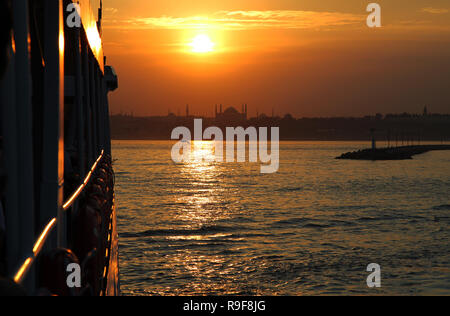 Während des Sonnenuntergangs Fähre und historischen Halbinsel, Istanbul, Türkei. Dieses Bild wurde von der Kadiköy Bezirk übernommen. Stockfoto