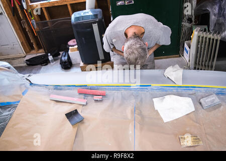 Handwerker, die Hingabe an sein Geschäft in der klassischen Karosserie aus der Garage Stockfoto