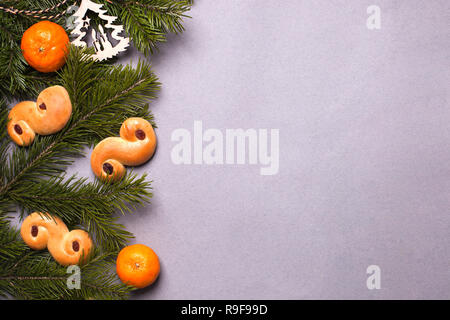 Rahmen mit traditionellen saffron Buns, Tradition in Schweden bei Lucia und Weihnachten, Weihnachten Dekorationen, in schwedischer Sprache namens 'lussekatt' oder 'lussebull Stockfoto