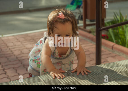 Baby girl, kriechen die Treppe. Hohe Betrachtungswinkel Stockfoto