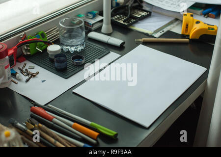 Maler Arbeitsplatz, um die Seite anzuzeigen. Designer Schreibtisch mit Zeichnung. Home Studio für Künstler Stockfoto