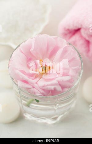 Romantische Komposition mit Kerzen und Blumen. Das Konzept von Wellness-, Kosmetik-, Verfahren, Behandlung. aroma Thema Stockfoto