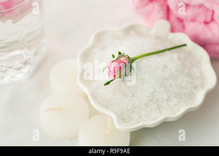 Romantische Komposition mit Kerzen und Blumen. Das Konzept von Wellness-, Kosmetik-, Verfahren, Behandlung. aroma Thema Stockfoto