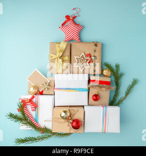 Weihnachten Geschenk Boxen die in der Form von einem Weihnachtsbaum, Flach, Ansicht von oben Stockfoto