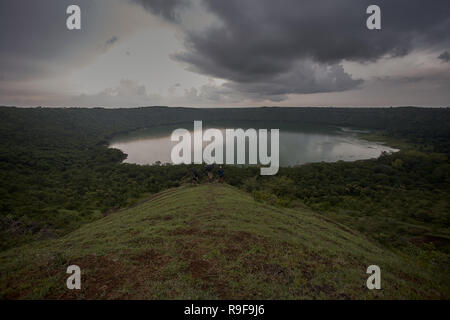 Lonar Lake National Geo-Heritage Monument Krater voller rim Blick auf Buldhana Bezirk, Maharashtra INDIEN Stockfoto