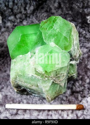 Kristalle der Mineralien der Gesteine. Die Schönheit der natürlichen Steine. Stockfoto