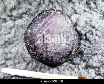 Kristalle der Mineralien der Gesteine. Die Schönheit der natürlichen Steine. Stockfoto