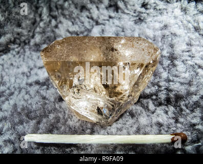 Kristalle der Mineralien der Gesteine. Die Schönheit der natürlichen Steine. Stockfoto