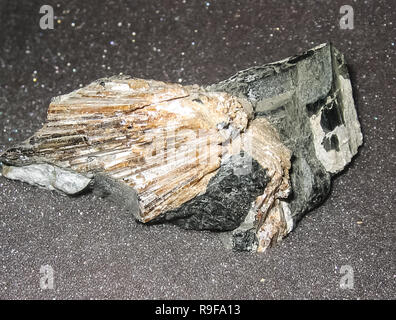 Kristalle der Mineralien der Gesteine. Die Schönheit der natürlichen Steine. Stockfoto