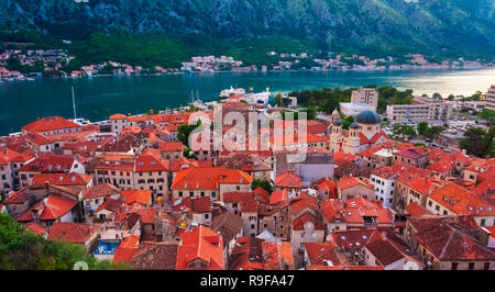 Red Roof Häuser an der adriatischen Küste in der Bucht von Kotor, Montenegro Stockfoto