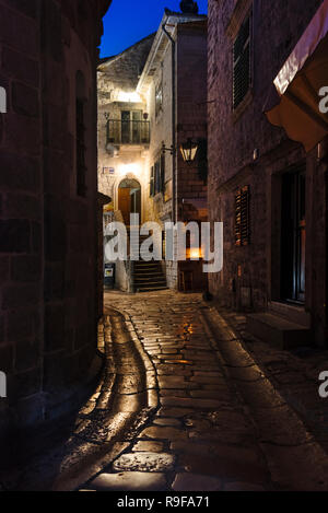 Nacht Blick auf die Altstadt mit gepflasterten Straße, Kotor, Montenegro Stockfoto