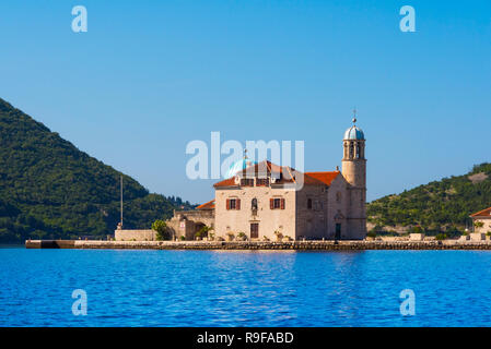 Unsere Liebe Frau von den Felsen, eine künstliche Insel, mit der Römisch-katholischen Kirche Unserer Lieben Frau von den Felsen, Perast, Montenegro Stockfoto