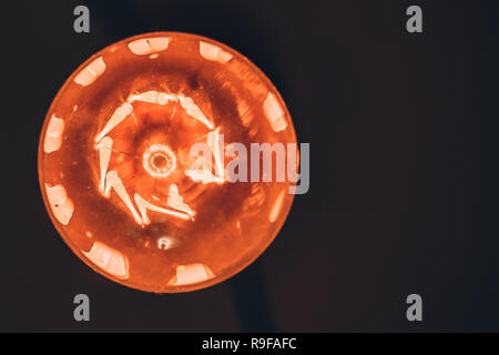 Der Orange Edison die Glühbirne in der Dunkelheit. Ansicht von oben Stockfoto