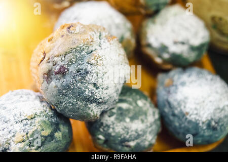 Heidelbeerkuchen bestreut mit Puderzucker auf dem Tisch Stockfoto