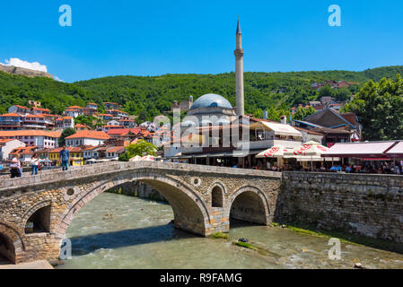 Steinerne Brücke, Sinan Pascha Moschee und die Häuser in der Altstadt am Ufer der Prizren Bistrica Fluss, Prizren, Kosovo Stockfoto